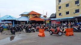 Suasana parkir di Pelabuhan Karimun, Jalan Yos Sudarso Kelurahan Tanjungbalai Karimun. FOTO: ricky/kepriheadline.id