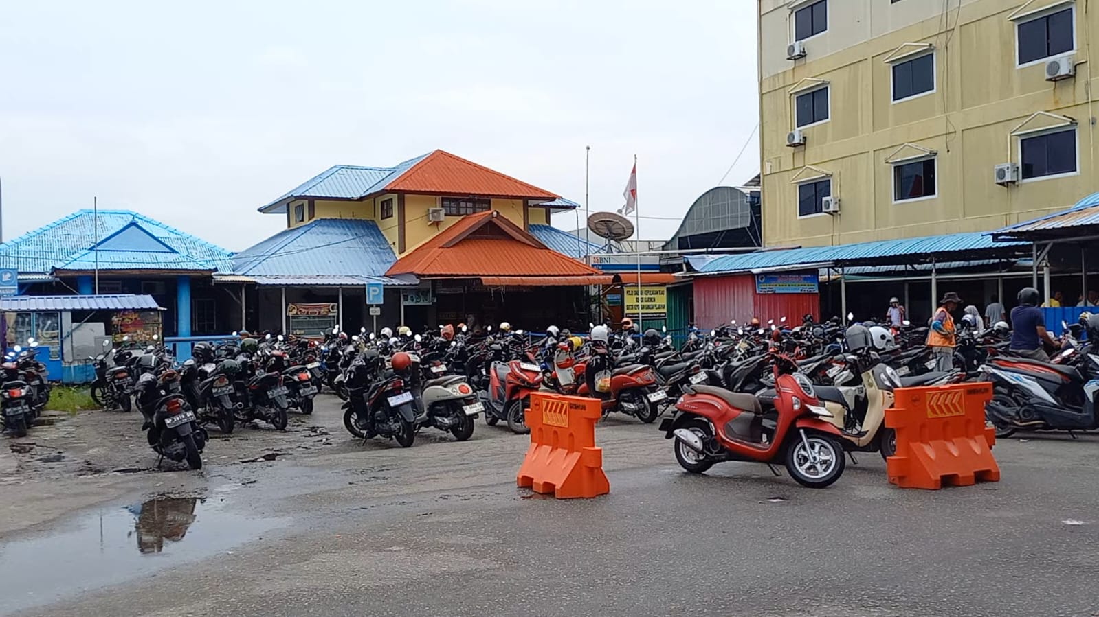 Suasana parkir di Pelabuhan Karimun, Jalan Yos Sudarso Kelurahan Tanjungbalai Karimun. FOTO: ricky/kepriheadline.id