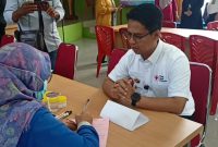 Bupati Karimun, Iskandarsyah melakukan pendaftaran skrinning Tubercolosis di Puskesmas Meral.