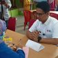 Bupati Karimun, Iskandarsyah melakukan pendaftaran skrinning Tubercolosis di Puskesmas Meral.
