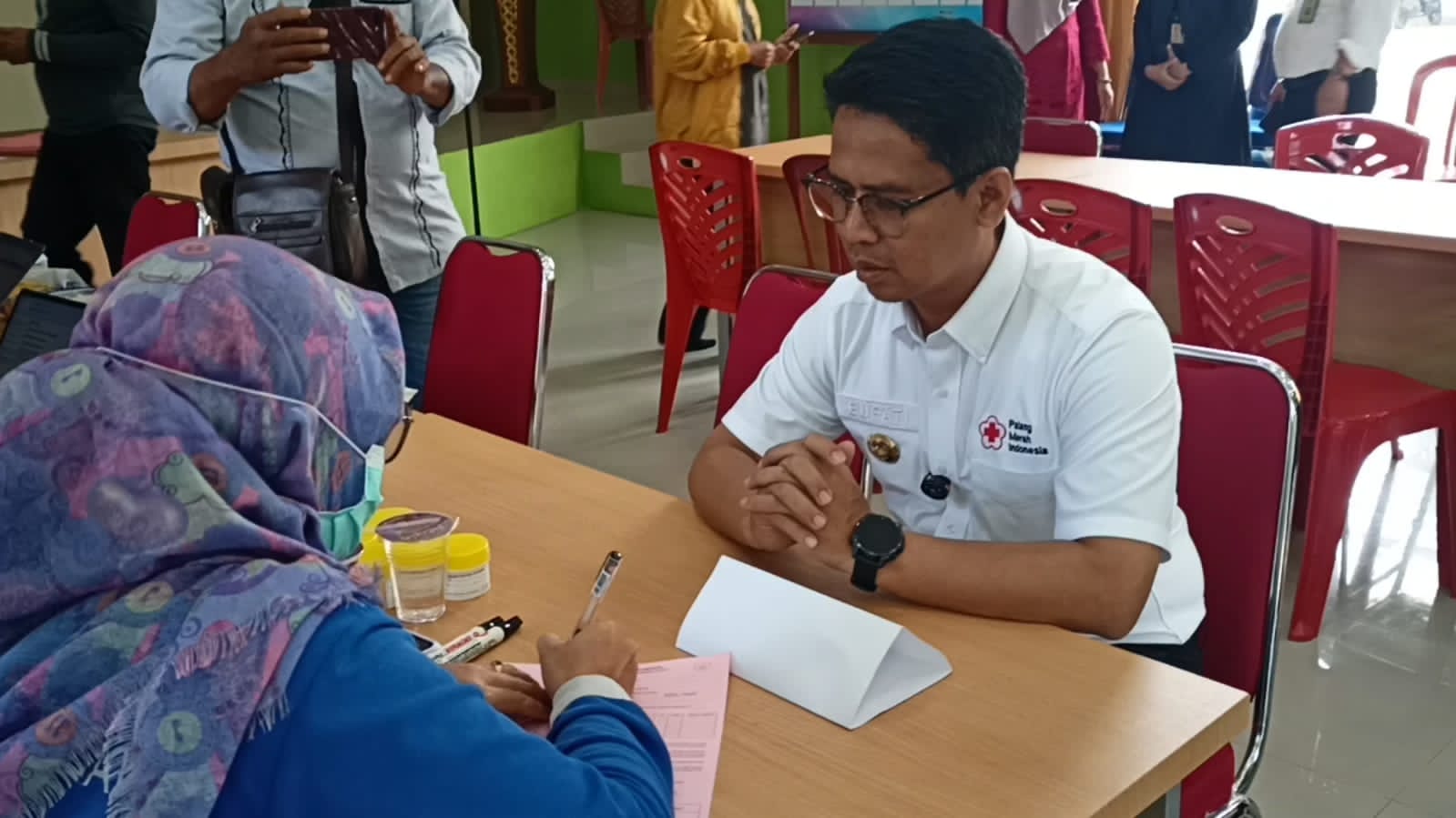 Bupati Karimun, Iskandarsyah melakukan pendaftaran skrinning Tubercolosis di Puskesmas Meral.