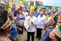 Menteri Nusron Serahkan Sertipikat di Papua: Era Presiden Prabowo Semua Tempat Ibadah Harus Disertipikatkan Tanpa Pengecualian