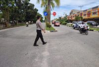 Jajaran Satlantas Polres Karimun melakukan olah TKP di lokasi tabrakan di Jalan Jenderal Sudirman Poros.