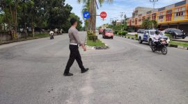 Jajaran Satlantas Polres Karimun melakukan olah TKP di lokasi tabrakan di Jalan Jenderal Sudirman Poros.