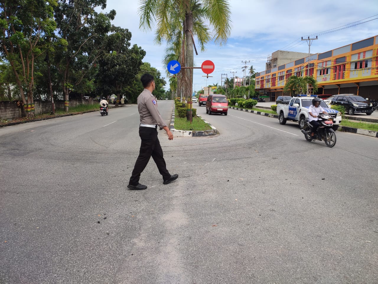 Jajaran Satlantas Polres Karimun melakukan olah TKP di lokasi tabrakan di Jalan Jenderal Sudirman Poros.