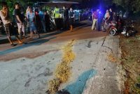 Petugas Satlantas Polres Karimun mendatangi lokasi kecelakaan di kawasan Kecamatan Tebing. FOTO: D Satlantas Polres Karimun
