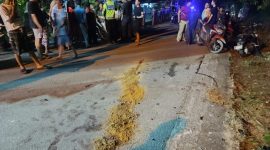Petugas Satlantas Polres Karimun mendatangi lokasi kecelakaan di kawasan Kecamatan Tebing. FOTO: D Satlantas Polres Karimun