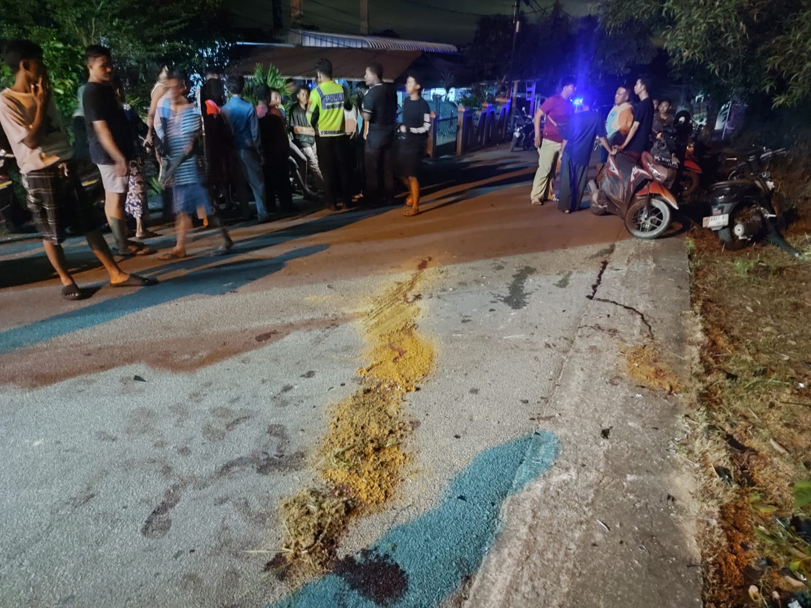 Petugas Satlantas Polres Karimun mendatangi lokasi kecelakaan di kawasan Kecamatan Tebing. FOTO: D Satlantas Polres Karimun