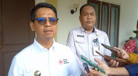 Bupati Karimun Iskandarsyah didampingi Plt Kepala Dinas Kesehatan Soerjadi ditemui usai Peringatan HKN 2025 di Rumah Dinas Bupati Karimun. 