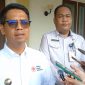 Bupati Karimun Iskandarsyah didampingi Plt Kepala Dinas Kesehatan Soerjadi ditemui usai Peringatan HKN 2025 di Rumah Dinas Bupati Karimun. 