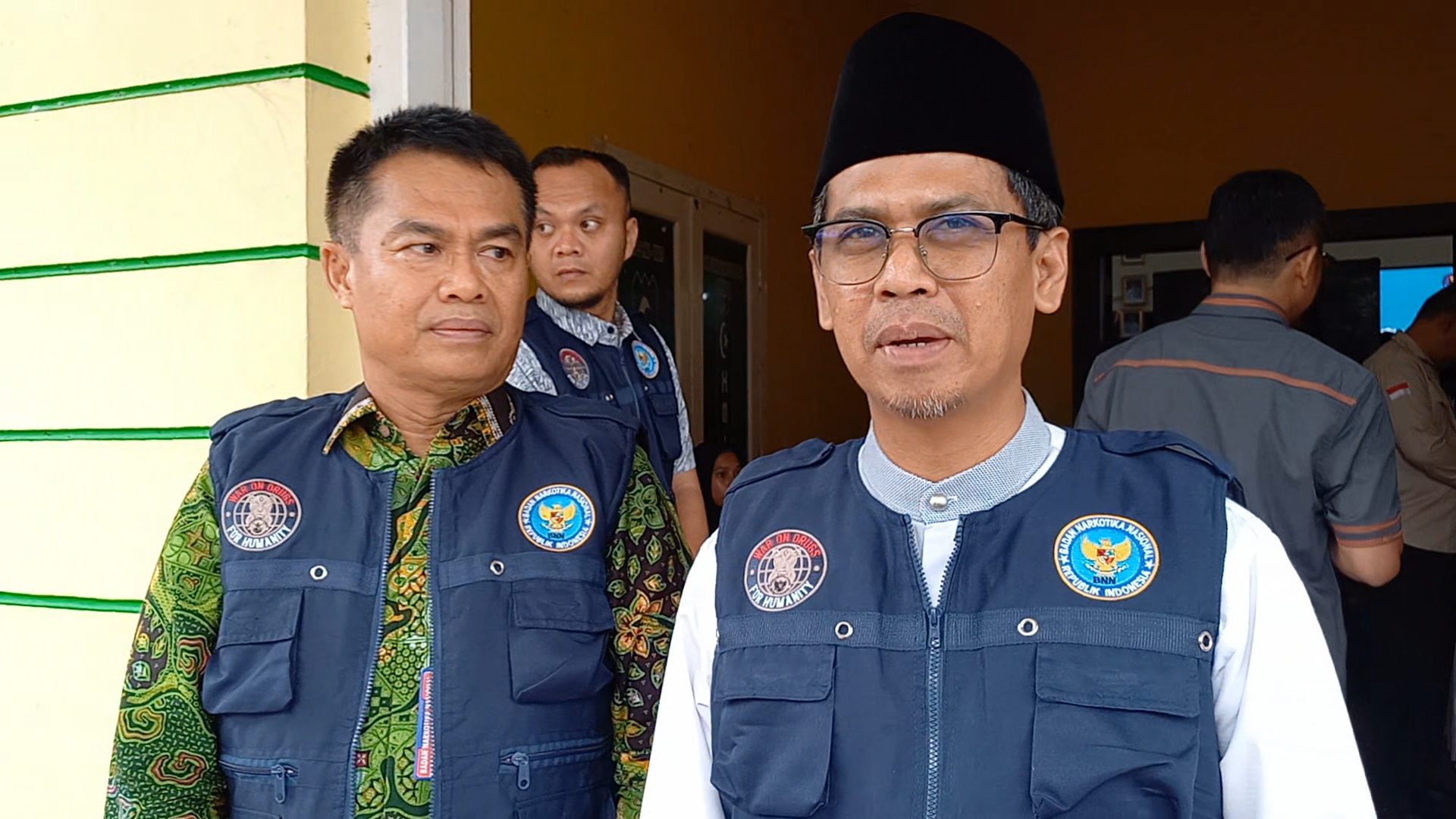 Bupati Karimun Iskandarsyah didampingi Kepala BNNK Karimun saat diwawancara awak media.