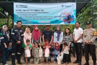 Dukung Penanganan Stunting, PT TIMAH Tbk Serahkan Puluhan Paket Makanan Tambahan untuk Warga Teluk Uma
