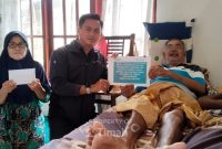 Kabid CSR PT Timah TBK menyerahkan secara langsung dana bantuan pengobatan kepada warga Pamak, Kecamatan Tebing.