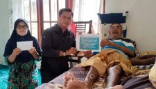 Kabid CSR PT Timah TBK menyerahkan secara langsung dana bantuan pengobatan kepada warga Pamak, Kecamatan Tebing.