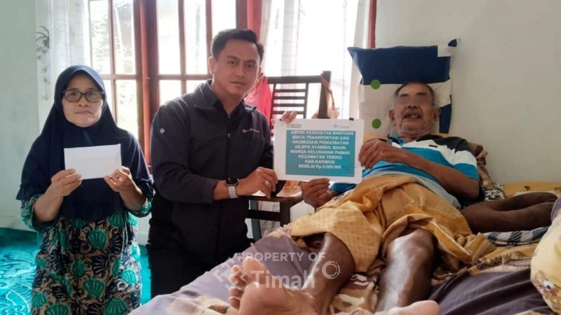 Kabid CSR PT Timah TBK menyerahkan secara langsung dana bantuan pengobatan kepada warga Pamak, Kecamatan Tebing.