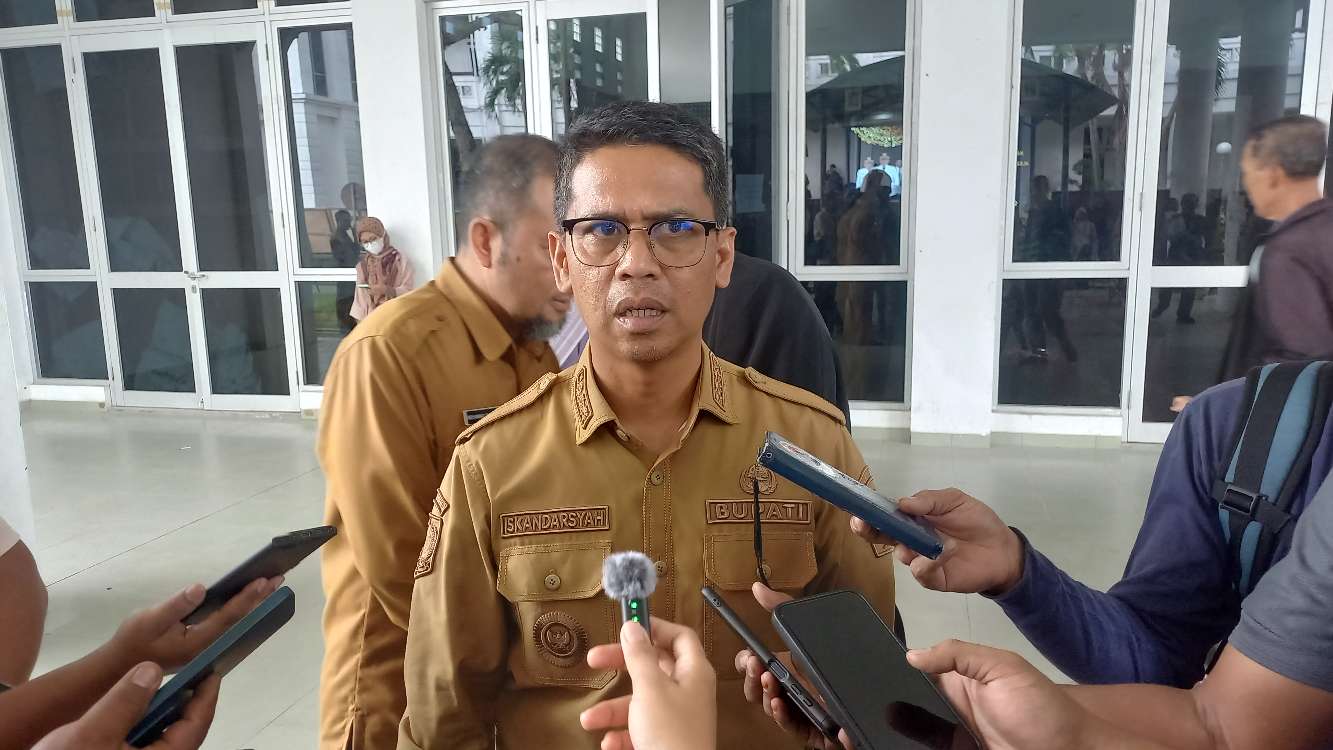 Bupati Karimun Iskandarsyah.