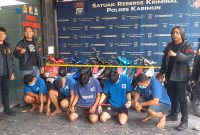 5 Tersangka Curanmor tertunduk lesu dihadapan moror curiannya.