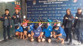 5 Tersangka Curanmor tertunduk lesu dihadapan moror curiannya.