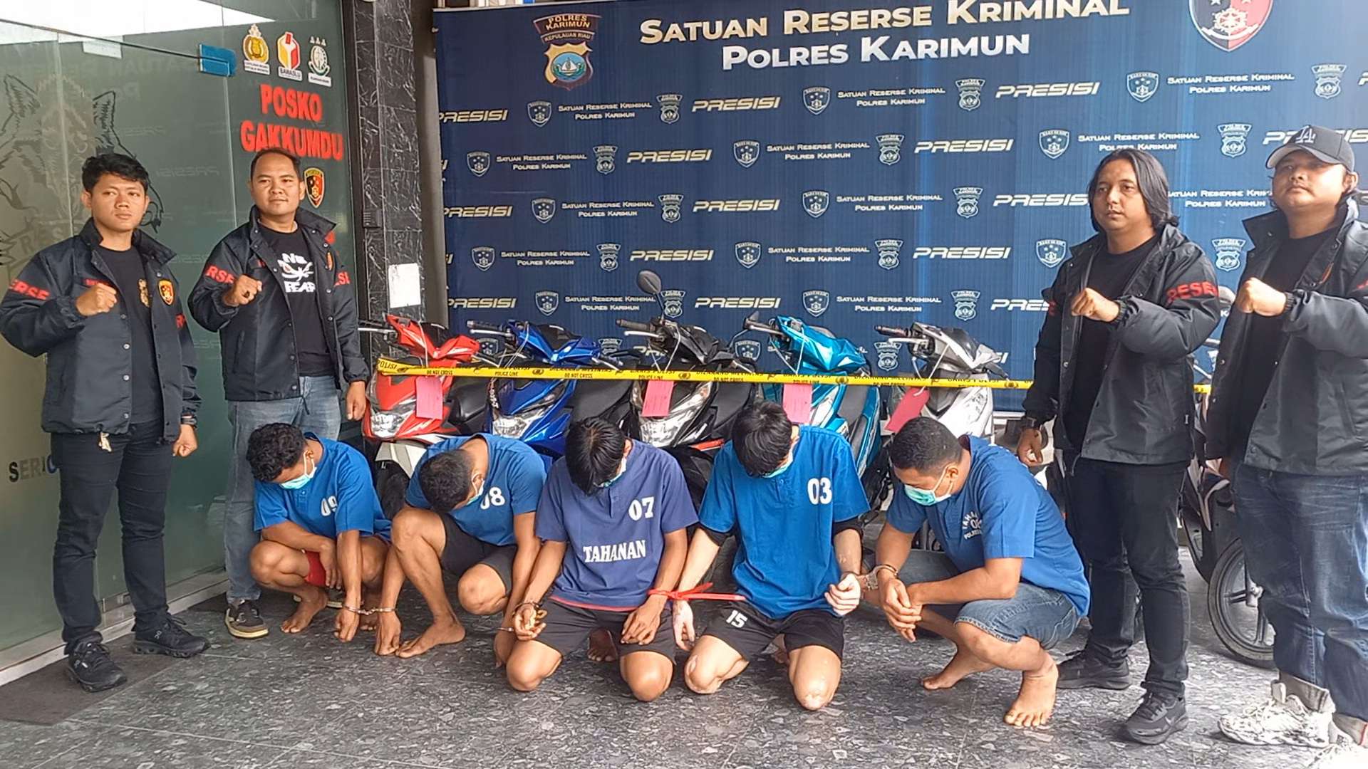 5 Tersangka Curanmor tertunduk lesu dihadapan moror curiannya.