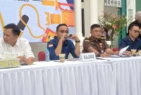 Kajari Karimun Denny Wicaksono menyampaikan Capaian Kinerja Tahun 2025 dalam kegiatan Ngopi Sore bersama Jurnalis dalam rangka Hari Anti Korupsi 2025.
