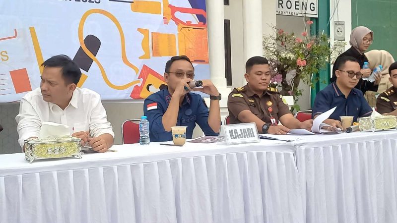 Kajari Karimun Denny Wicaksono menyampaikan Capaian Kinerja Tahun 2025 dalam kegiatan Ngopi Sore bersama Jurnalis dalam rangka Hari Anti Korupsi 2025.