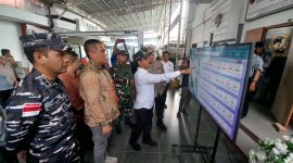 Bupati Karimun Tinjau Pusat Layanan Informasi dan Cuaca di Posko Nataru Pelabuhan Karimun. FOTO: ricky/kepriheadline.id