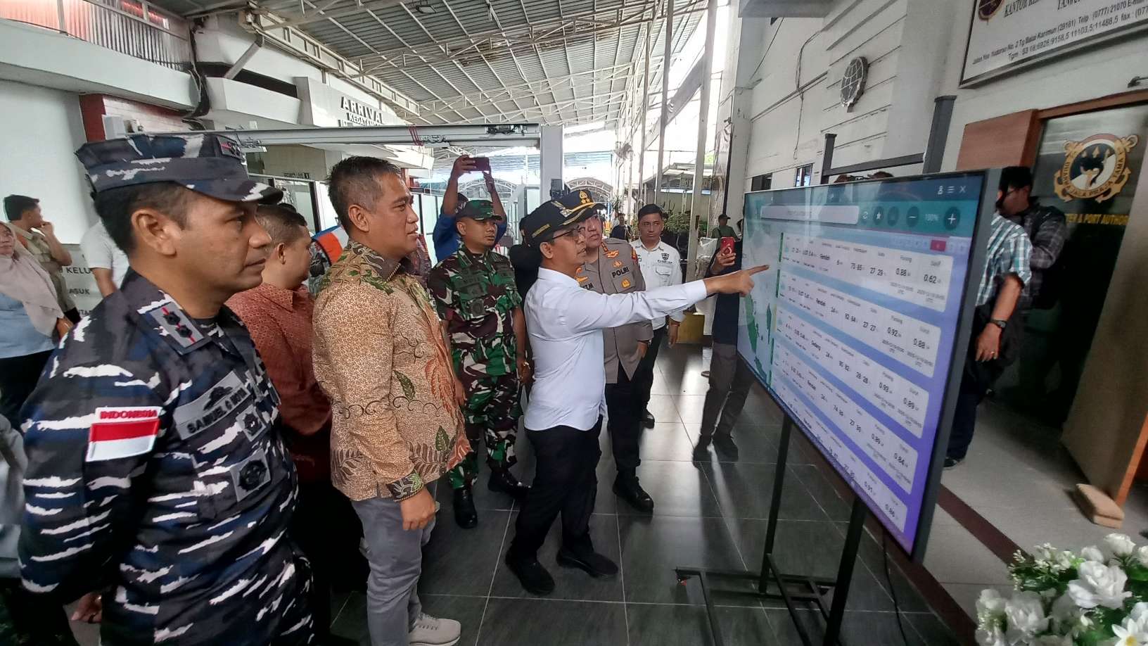 Bupati Karimun Tinjau Pusat Layanan Informasi dan Cuaca di Posko Nataru Pelabuhan Karimun. FOTO: ricky/kepriheadline.id