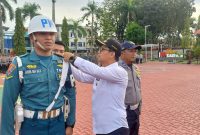 Bupati Karimun Iskandarsyah menyematkan Pita Tanda Operasi Lilin Seligi 2025 saat Apel Gelar Pasukan di Mapolres Karimun. FOTO: ricky/kepriheadline.id