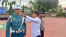 Bupati Karimun Iskandarsyah menyematkan Pita Tanda Operasi Lilin Seligi 2025 saat Apel Gelar Pasukan di Mapolres Karimun. FOTO: ricky/kepriheadline.id