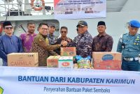 Anggota Komisi I DPR RI Endipat Wijaya didampingi Bupati Karimun Iskandarsyah, Danlanal Karimun Letkol Laut (P) Samuel C Noya melepas bantuan kemanusiaan ke Sumatera yang akan dikirimkan menggunakan KRI Gilimanuk.