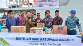 Anggota Komisi I DPR RI Endipat Wijaya didampingi Bupati Karimun Iskandarsyah, Danlanal Karimun Letkol Laut (P) Samuel C Noya melepas bantuan kemanusiaan ke Sumatera yang akan dikirimkan menggunakan KRI Gilimanuk.