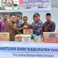 Anggota Komisi I DPR RI Endipat Wijaya didampingi Bupati Karimun Iskandarsyah, Danlanal Karimun Letkol Laut (P) Samuel C Noya melepas bantuan kemanusiaan ke Sumatera yang akan dikirimkan menggunakan KRI Gilimanuk.