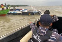 Speed Boat Ekspedisi Tenggelam di Perairan Karimun, Ratusan Paket Barang Dievakuasi