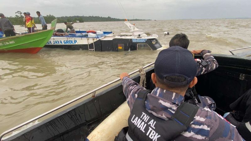 Speed Boat Ekspedisi Tenggelam di Perairan Karimun, Ratusan Paket Barang Dievakuasi
