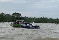 TNI AL Evakuasi Seluruh Crew SB Srikandi Express yang Tenggelam di Perairan Pulau Parit Karimun
