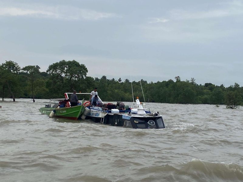 TNI AL Evakuasi Seluruh Crew SB Srikandi Express yang Tenggelam di Perairan Pulau Parit Karimun