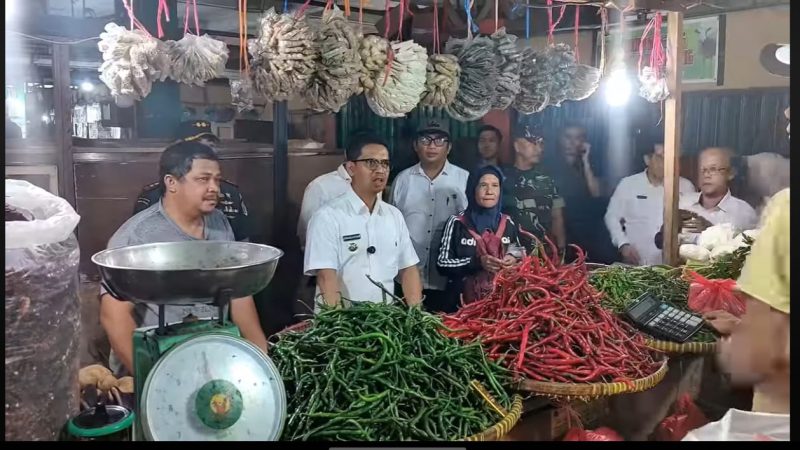 Bupati Karimun meninjau pasokan sembako di Karimun. 