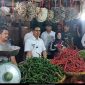Bupati Karimun meninjau pasokan sembako di Karimun. 