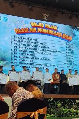 Konsisten Dukung Pendapatan Asli Daerah, PT TIMAH Tbk Terima Penghargaan dari Pemerintah Priovinsi Kepulauan Riau