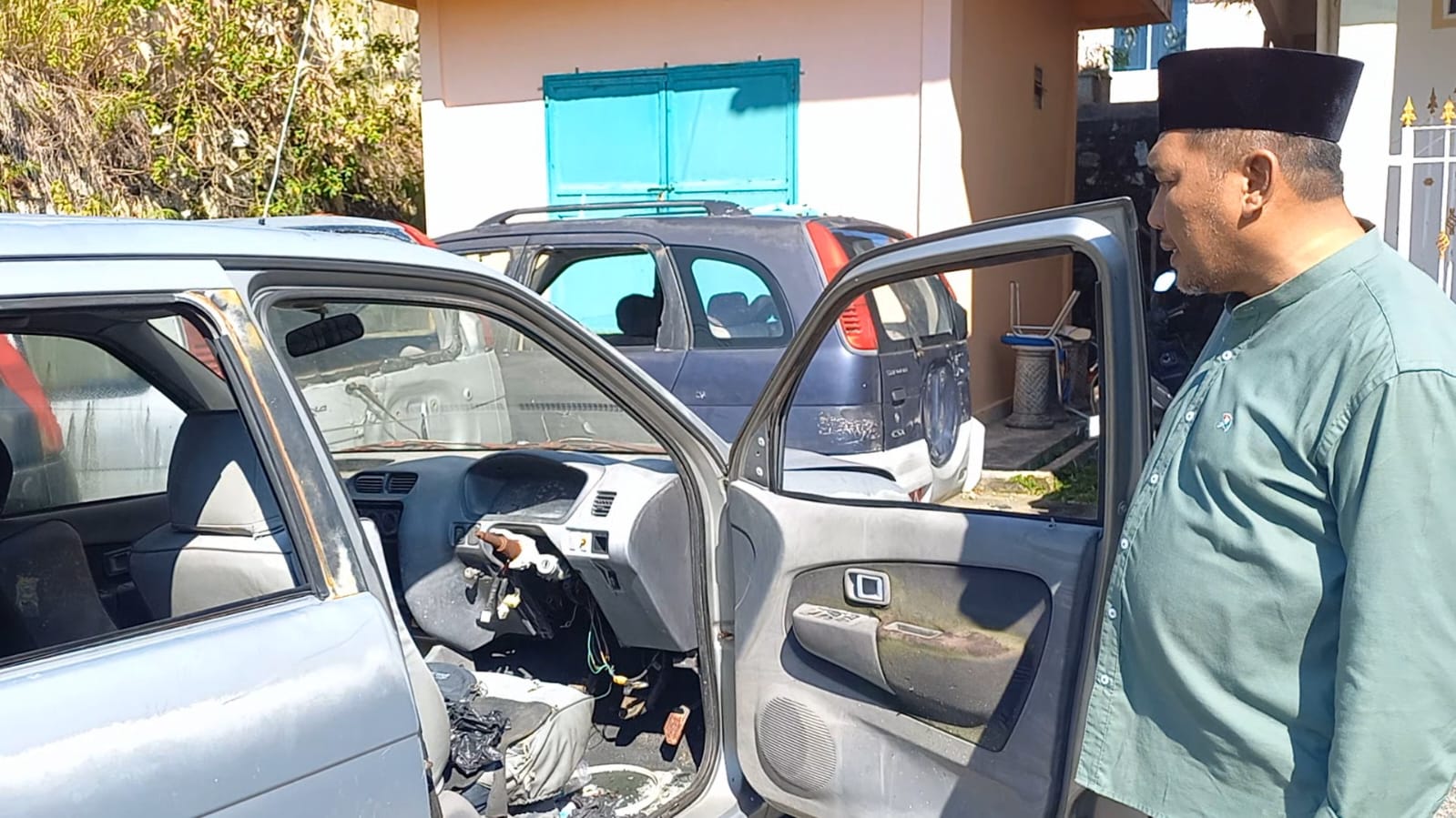 Wakil Bupati Karimun meninjau aset kendaraa milik Pemkab Karimun yang telah tidak layak pakai di DPRD Karimun. FOTO:ricky/kepriheadline.id