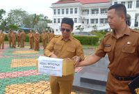 Bupati Karimun Iskandarsyah memulai penggalangan dana untuk korban bencana banjir Sumatera.