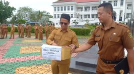 Bupati Karimun Iskandarsyah memulai penggalangan dana untuk korban bencana banjir Sumatera.