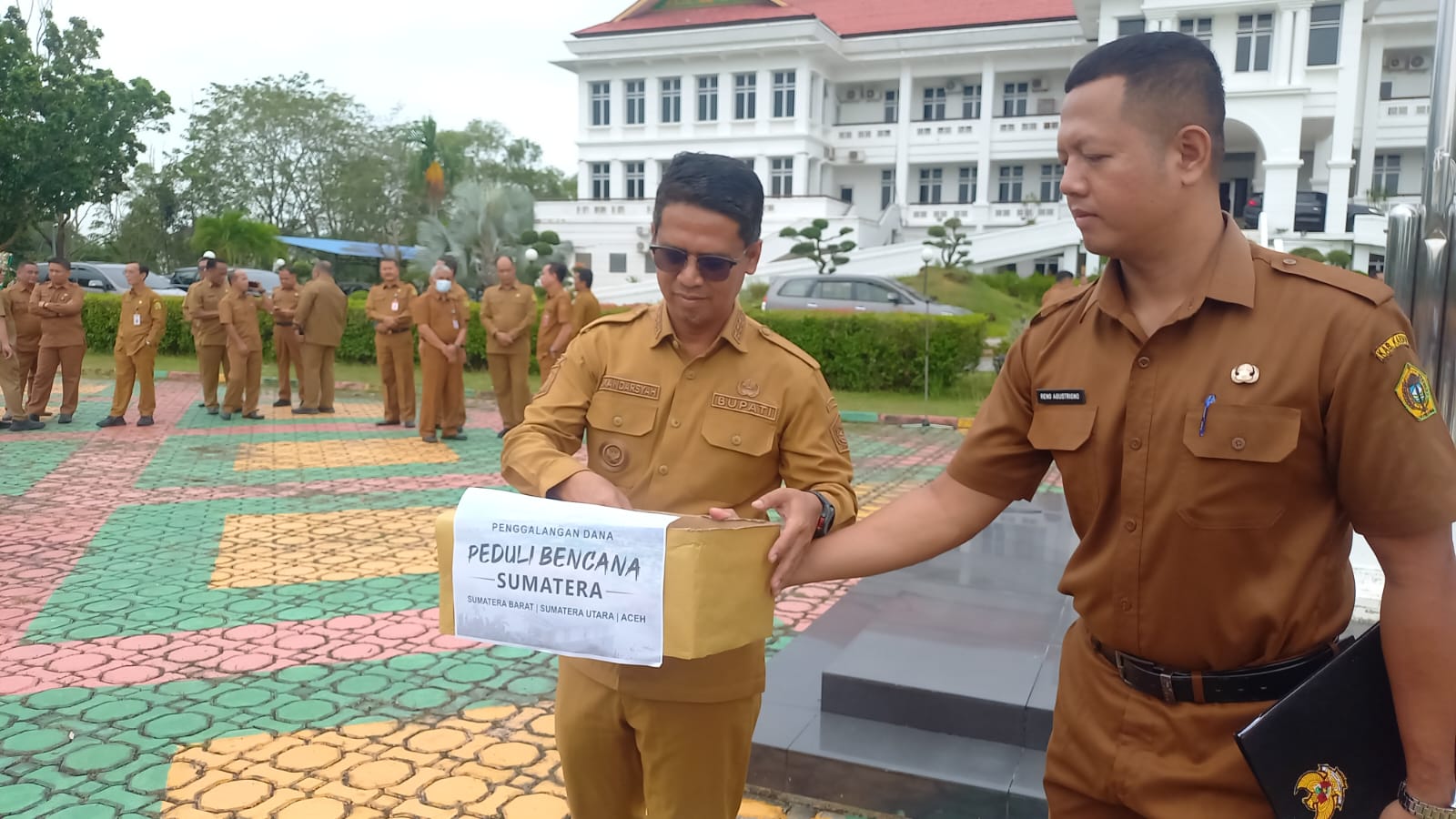 Bupati Karimun Iskandarsyah memulai penggalangan dana untuk korban bencana banjir Sumatera.