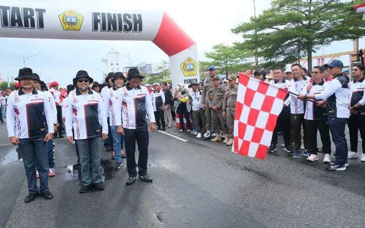 Bupati Karimun Iskandarsyah bersama jajaran Forkopinda melepas regu pertama gerak jalan kategori umum. FOTO: Prokopim Karimun