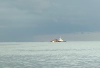 Penampakan Tongkang Kandas di depan Pantai Ketam, Desa Pongkar. FOTO: ricky/kepriheadline.id