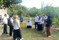 Dinas Koperasi, Perdagangan, UKM dan ESDM Kabupaten Karimun bersama Dinas Pangan serta Perum Bulog melakukan peninjauan langsung ke sentra produksi pangan di Desa Pongkar, Kecamatan Tebing, Rabu (24/12/2025). FOTO: IST/kepriheadline.id