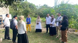 Dinas Koperasi, Perdagangan, UKM dan ESDM Kabupaten Karimun bersama Dinas Pangan serta Perum Bulog melakukan peninjauan langsung ke sentra produksi pangan di Desa Pongkar, Kecamatan Tebing, Rabu (24/12/2025). FOTO: IST/kepriheadline.id