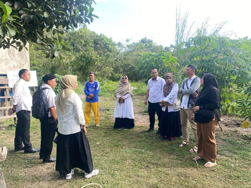 Dinas Koperasi, Perdagangan, UKM dan ESDM Kabupaten Karimun bersama Dinas Pangan serta Perum Bulog melakukan peninjauan langsung ke sentra produksi pangan di Desa Pongkar, Kecamatan Tebing, Rabu (24/12/2025). FOTO: IST/kepriheadline.id