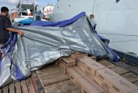 Petugas membongkar muatan untuk melakukan pemeriksaan terhadap barang bawaan KM Dolphin. FOTO: istimewa/kepriheadline.id