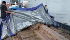 Petugas membongkar muatan untuk melakukan pemeriksaan terhadap barang bawaan KM Dolphin. FOTO: istimewa/kepriheadline.id